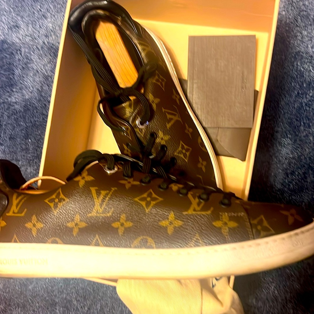LV FROMT ROW SNEAKERS